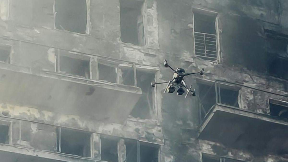 Dron desplegado en las acciones para apagar el incendio en un edificio de apartamentos en Valencia, España
