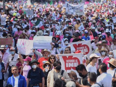 "A eso vine, a defender al INE": marchan miles contra la reforma electoral de AMLO (Videos y fotos)