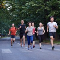 “Weekend warrior”: el entrenamiento que promete revertir los efectos de estar sentado todo el día
