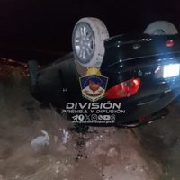 Manejaba muy borracho y protagonizó un curioso vuelco en Plottier