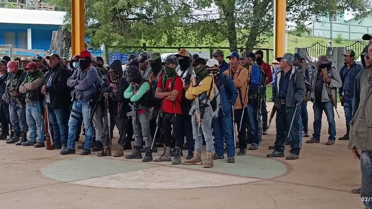 Mil 500 vecinos de 66 localidades de San Miguel Totolapan y Heliodoro Castillo conformaron la organización armada Pueblos Unidos por la Paz en la comunidad de Plan Verde, a donde acompañaron a desplazados a regresar a sus hogares