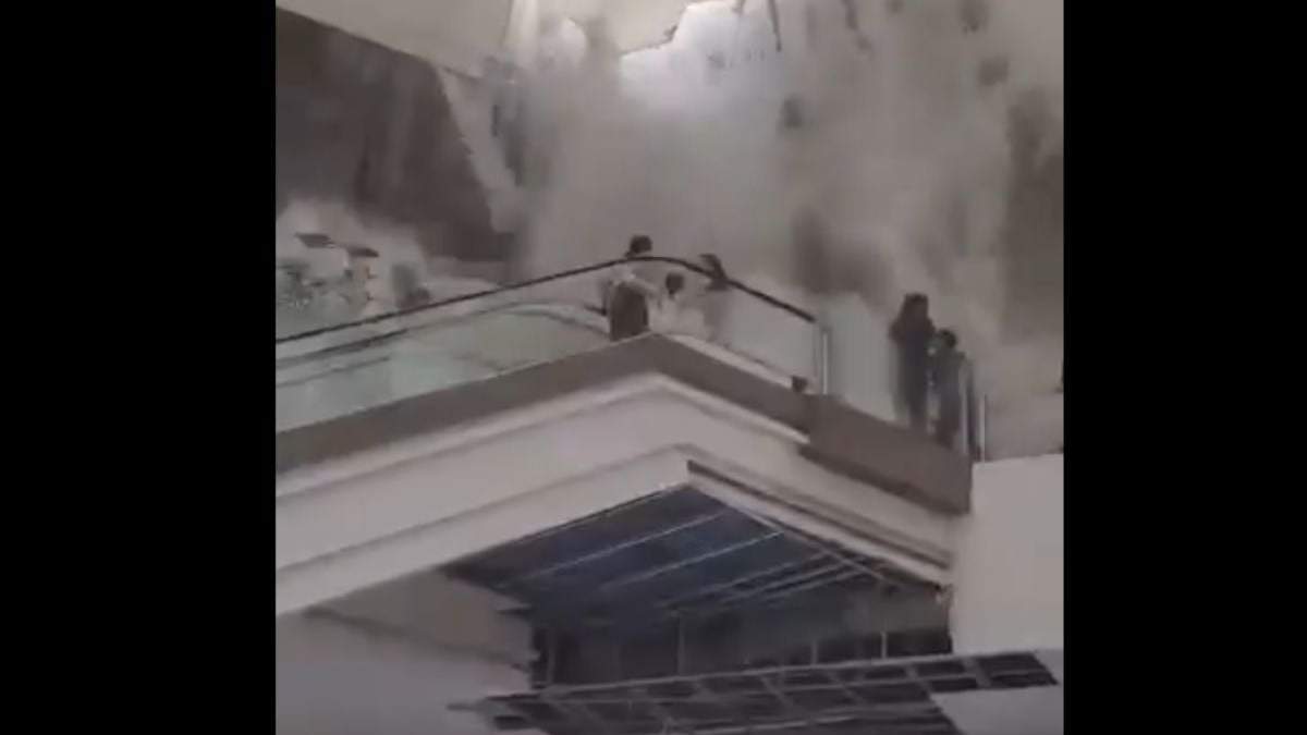 El momento en el que el agua le cae a varias personas