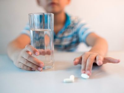 Ante riesgo de intoxicación infantil, EU impide venta de medicamento contra resfriado