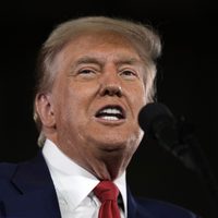 Multan a Trump por desacato al tribunal en el caso por soborno a la actriz porno Stormy Daniels