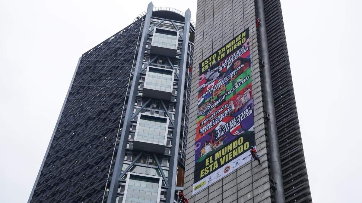 Más de 100 ONG colocan manta por derechos humanos en la Estela de Luz, en la Ciudad de México
