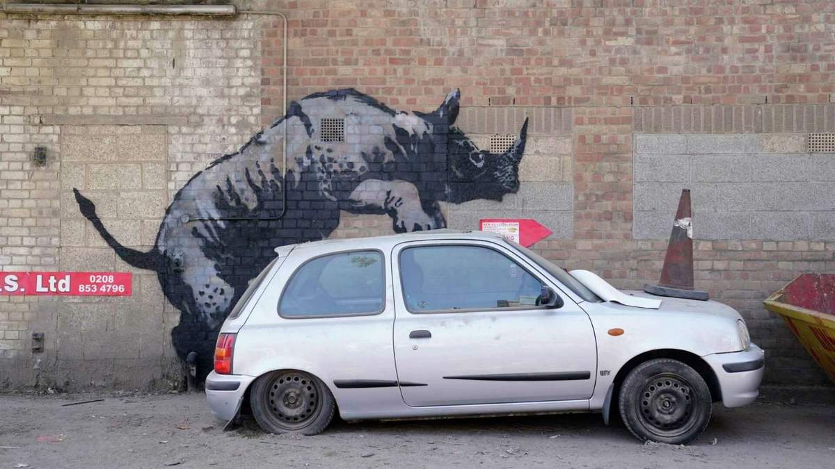 Una nueva obra de arte presentada por Banksy, que representa un rinoceronte que parece subirse a un automóvil, la octava obra de arte de su colección de temática animal, en Westmoor Street en Charlton, sureste de Londres