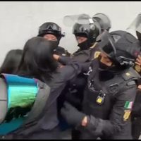 Chocan policías y víctimas de abuso sexual frente al "búnker" de la Fiscalía de CDMX (Videos)