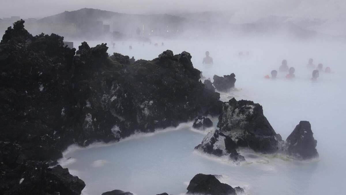 ARCHIVO - En esta imagen del 21 de febrero de 2006, turistas se relajan en el balneario geotérmico Laguna Azul, en Islandia, el 21 de febrero de 2006. La laguna geotérmica Laguna Azul cerró de forma temporal tras una serie de sismos que pusieron la región suroeste de Islandia bajo alerta volcánica
