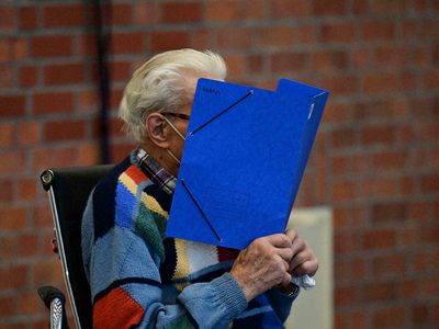 "Soy inocente": un exguardia nazi de 100 años no reconoce sus crímenes ante la Justicia en Alemania