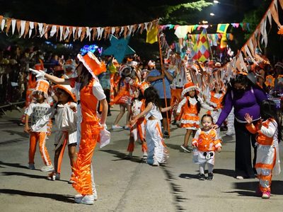 La primera noche del corso en Zapala brilló al ritmo de las murgas y comparsas