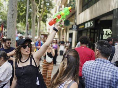 Españoles usan pistolas de agua contra turistas en Barcelona y Mallorca (Video)