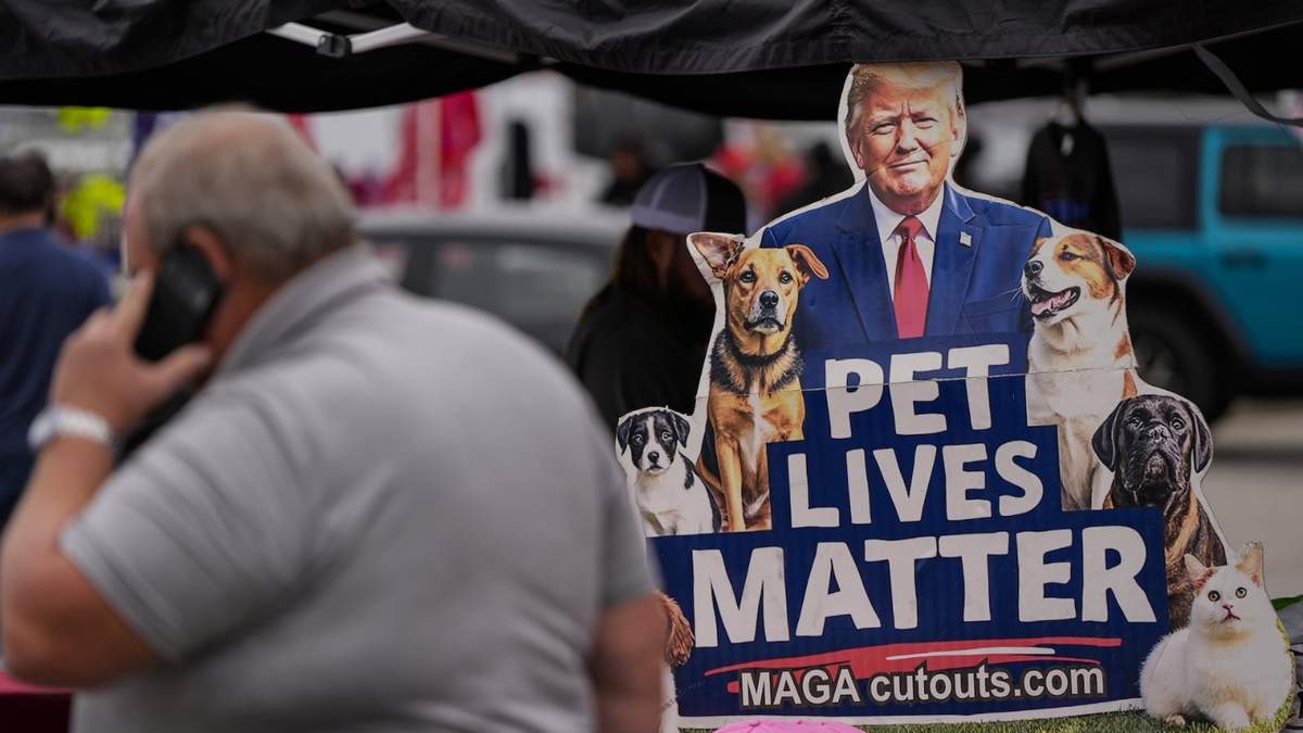 "Las vidas de las mascotas importan", dice una propaganda que alude a las polémicas afirmaciones de Trump durante el debate con Harris