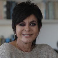 Con un estampado inesperado, Mónica Gutiérrez reivindicó el traje como pieza clave de temporada