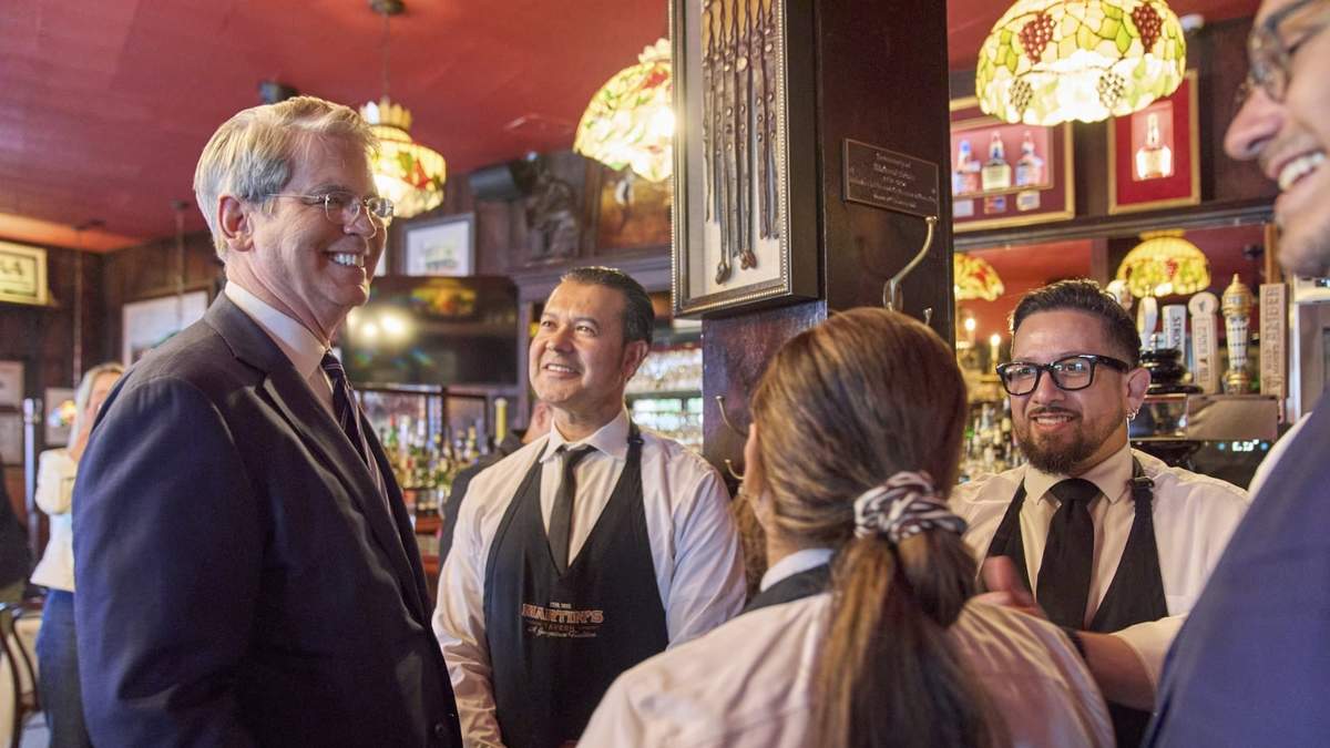 El secretario del Tesoro Scott Bessent en un bar en el vecindario Georgetown de Washington el 1 de septiembre