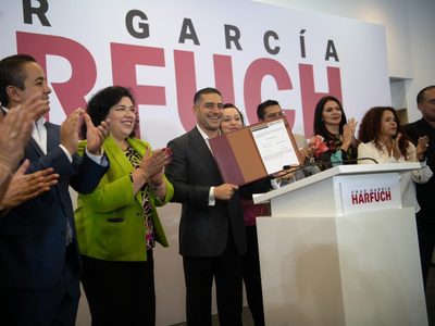 Con escoltas y el respaldo de diputados, García Harfuch se registra por Morena para la CDMX