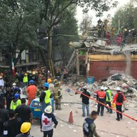 Rescatan dos cuerpos, un niño y un hombre, en Unidad de Tlalpan (video)