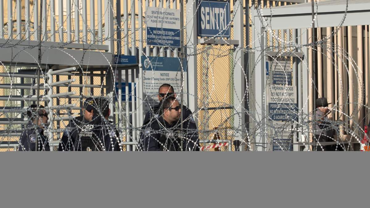 Elementos de seguridad de EU en la garita de San Ysidro
