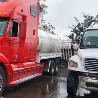 Hallan dos pipas con combustible abandonadas en Ayotlán, Jalisco