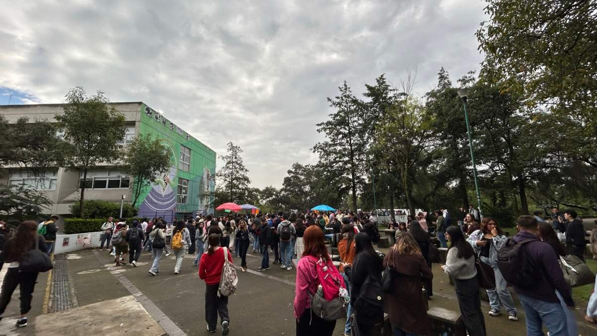 Explanada de la FCPyS de la UNAM tras desalojo por amenaza de bomba