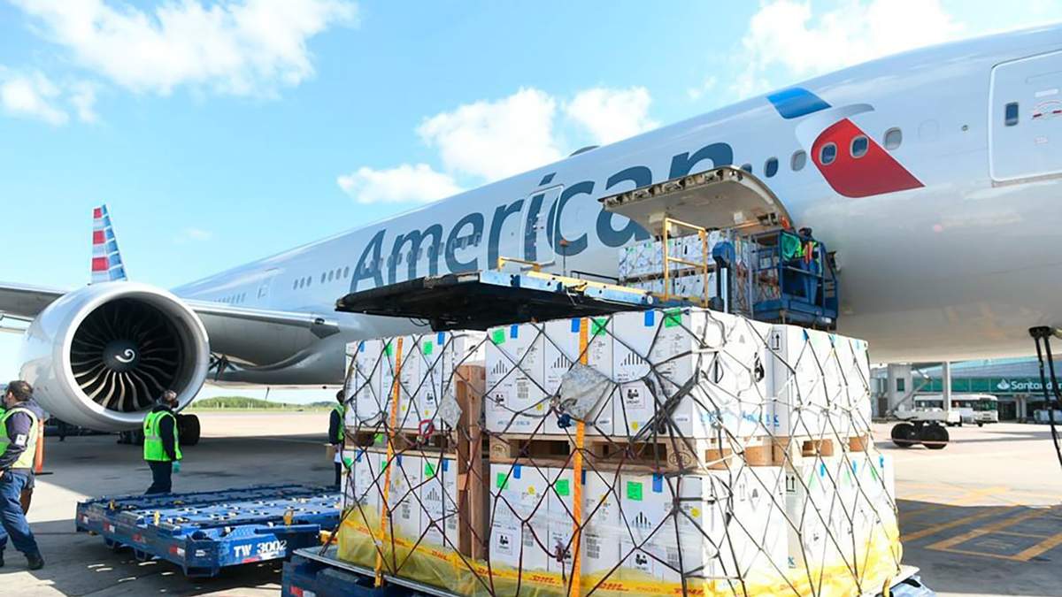 El lote con las dosis de la vacuna de Pfizer en el Aeropuerto de Ezeiza. Fuente: (Twitter)