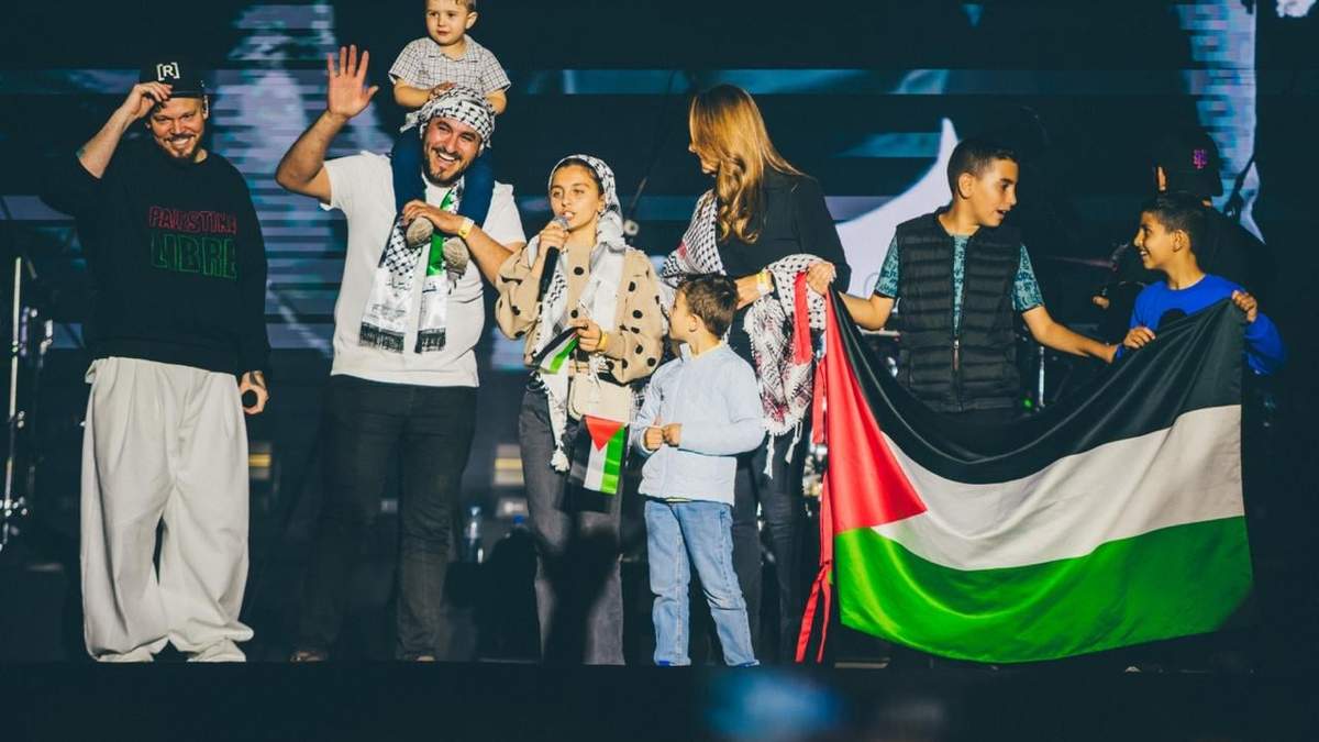 Gobiernos solo reaccionan bajo presión: Residente protesta por Palestina en concierto del Zócalo