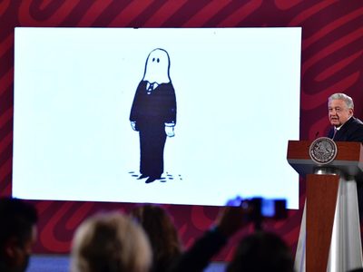 AMLO "destapa" a 42 candidatos de la oposición para 2024