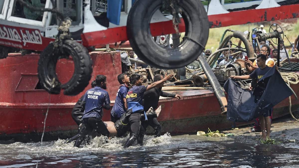 Socorristas rescatan a personas del agua en Bangladesh. Fuente: (Twitter)