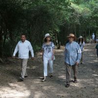 Captan a Carlos Salinas y familia en zona arqueológica de Campeche