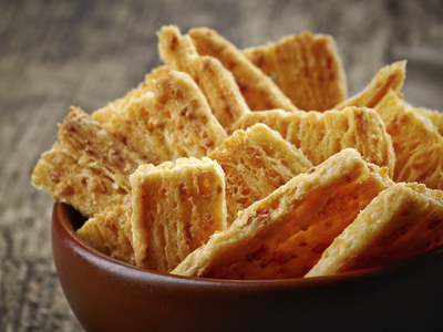 Crackers de queso sin harinas, en pocos minutos e ideales para acompañar cualquier picada