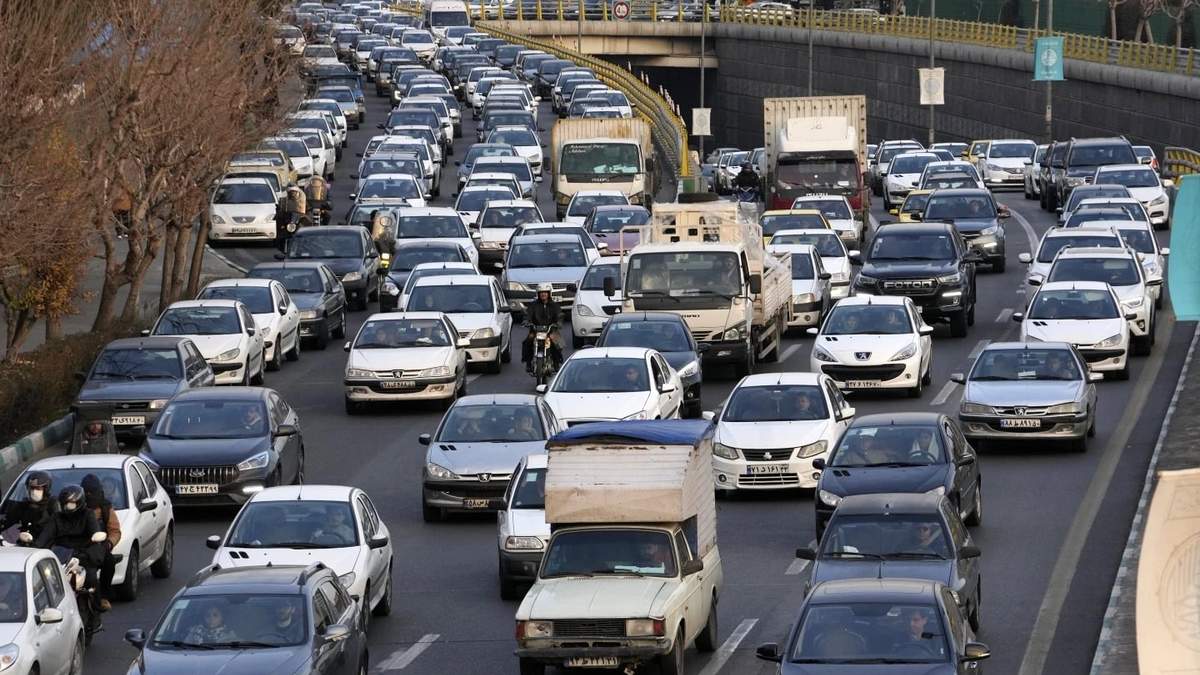 Irán flexibiliza restricciones a la importación de coches para ocultar sus problemas económicos