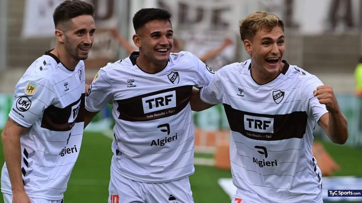 Platense festeja su pase a la final.