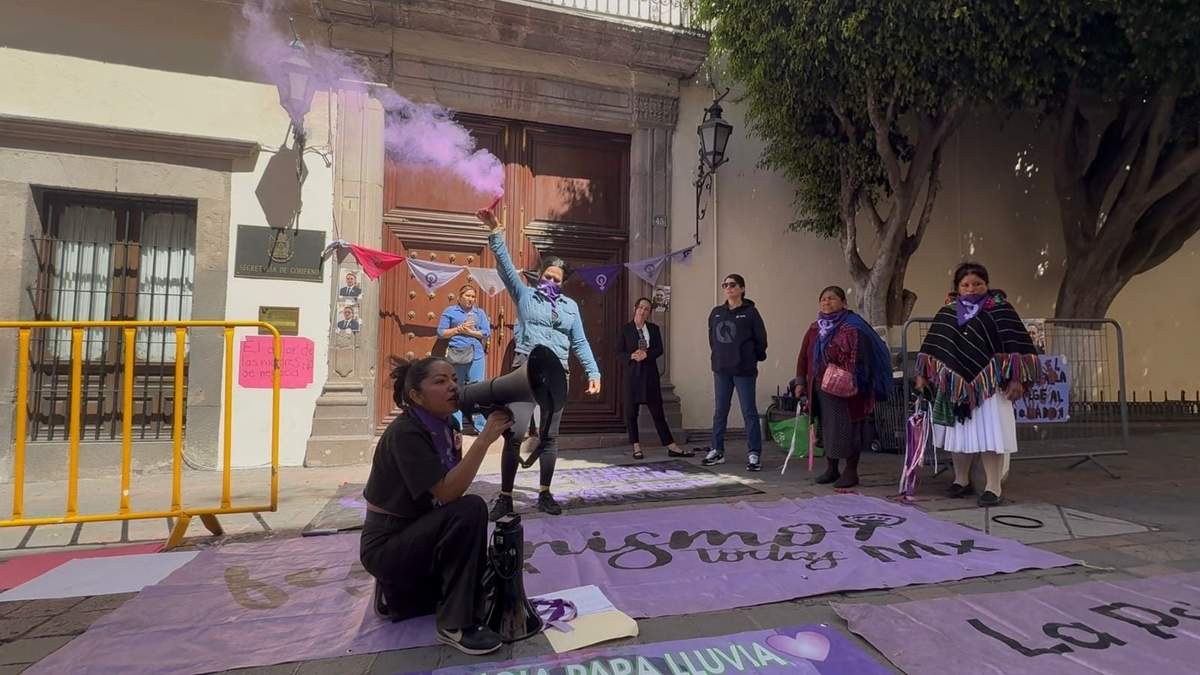 Colectivo de mujeres protesta ante la Secretaría de Gobierno en Querétaro