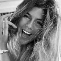 ¡Muy arriesgada! Loly Antoniale prácticamente sin nada jugó sólo con un sombrero para cubrirse