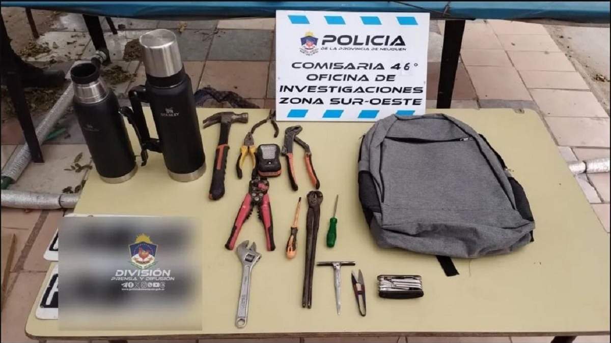 Parte de los elementos recuperados por la policía en el allanamiento en Plottier. Fuente: (Policía de Neuquén)