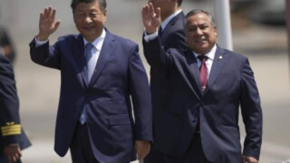 El presidente de China, Xi Jinping (izquierda), y el primer ministro de Perú, Gustavo Adrianzen, al llegar a Lima para la cumbre del Foro de Cooperación Económica Asia Pacífico
