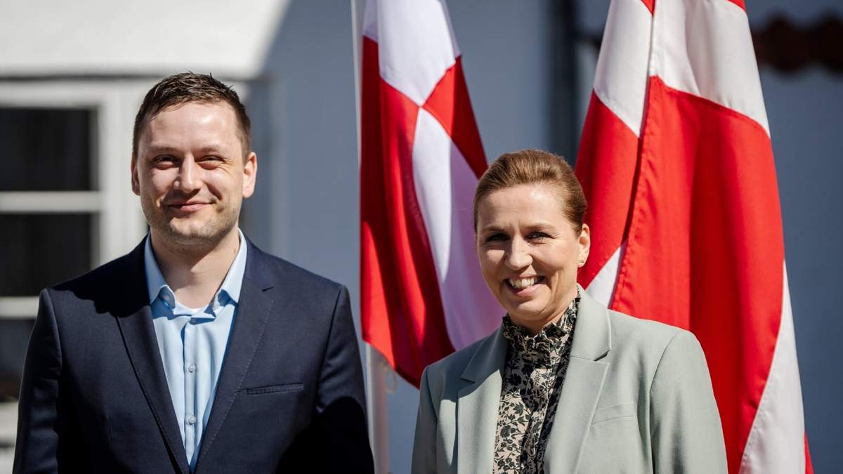 La primera ministra de Dinamarca, Mette Frederiksen, a la derecha, y el primer ministro de Groenlandia, Jens-Frederik Nielsen en  Dinamarca el 27 de abril de 2025