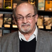 Salman Rushdie está en camino a la recuperación, dice agente
