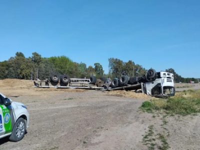 Se quedó sin frenos y volcó un camión que transportaba arena a Vaca Muerta