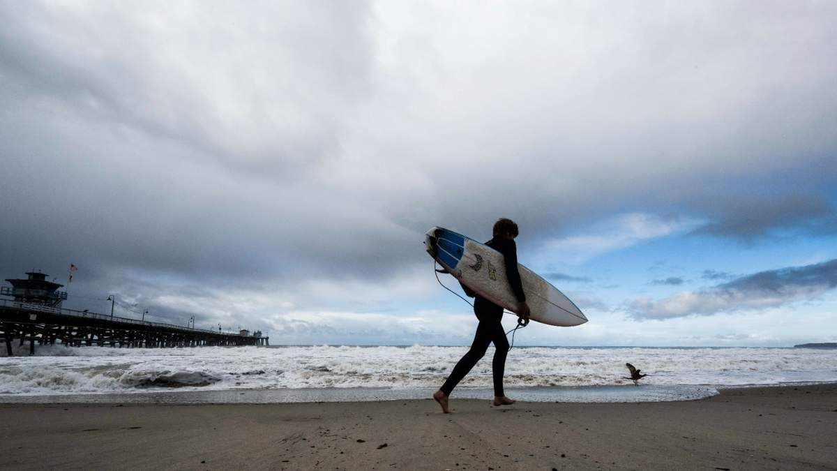 Un surfista en San Clemente, California