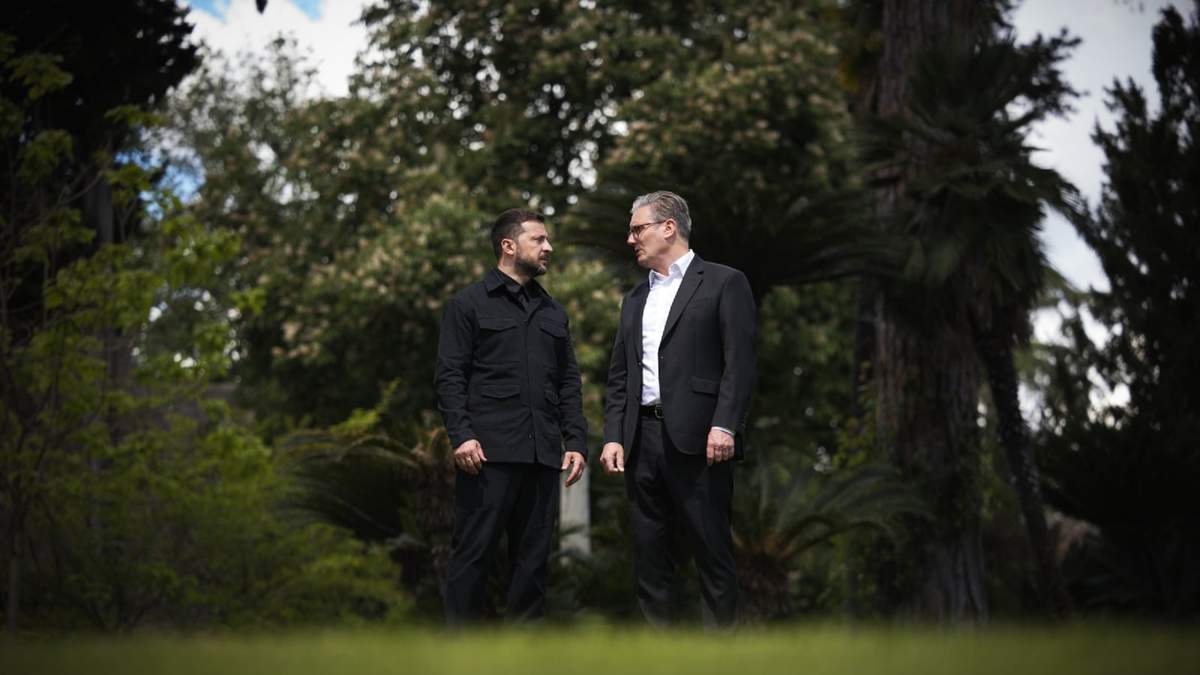 El presidente de Ucrania, Volodimir Zelenski, y el primer ministro británico, Keir Starmer