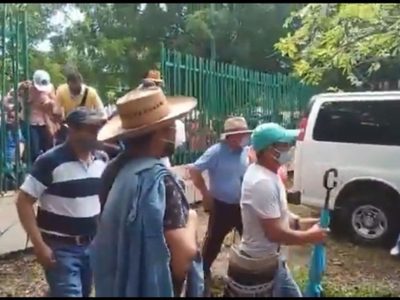 Chiapas: maestros irrumpen en evento del gobernador para plantear sus demandas