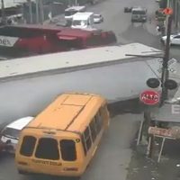 Tráiler intenta ganarle al tren y causa carambola en Ecatepec (Video)