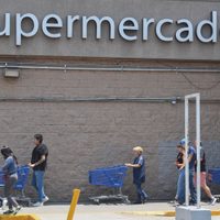 Walmart solicita un amparo contra las nuevas reglas de AMLO para el tabaco