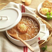 Un clásico que nunca falla: la mejor receta de sopa de cebolla para ir a dormir con el corazón contento