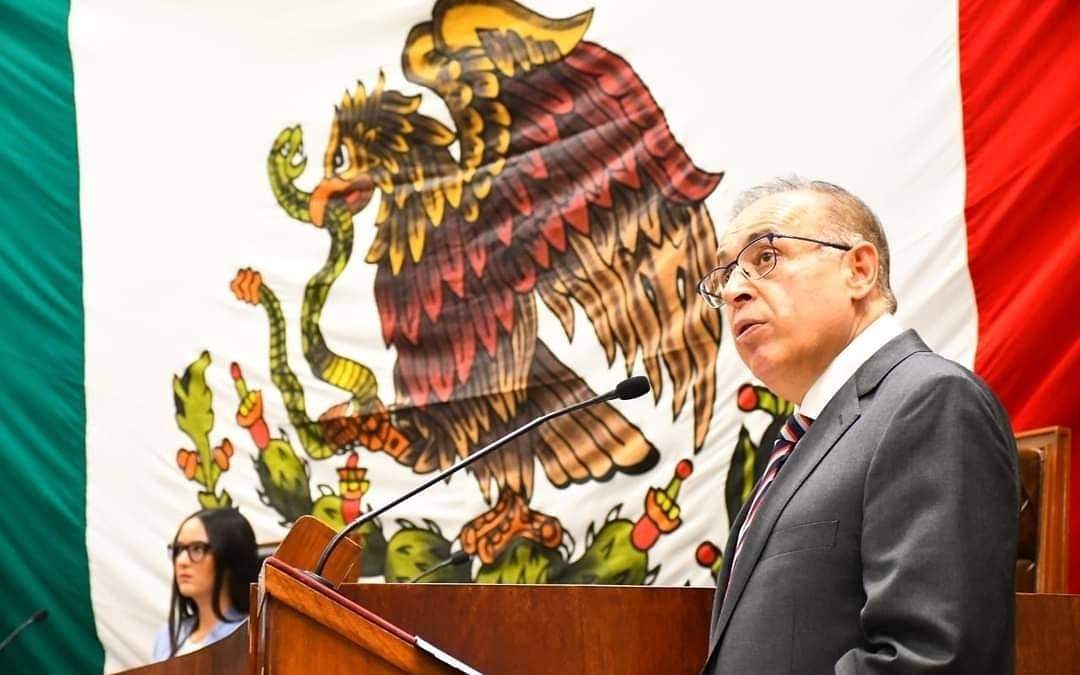 El funcionario al presentar su informe de labores