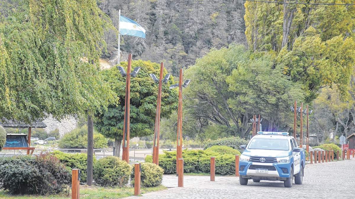 Policía en San Martín de los Andes. Fuente: (Twitter)