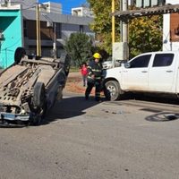 Un auto volcó en el Casco Viejo de Centenario tras chocar contra una camioneta estacionada
