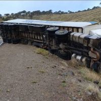Las fuertes ráfagas de viento en Neuquén provocaron el vuelco de tres camiones