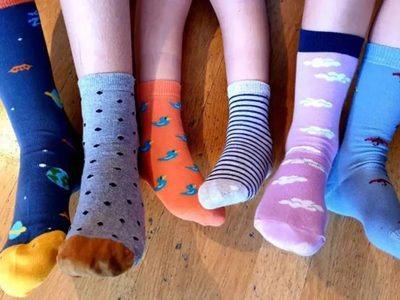 Antes de tirar tus medias viejas, convertilas en estas geniales esponjas para tener tu casa siempre impecable