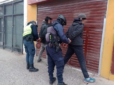 Golpearon con un fierro y un cuchillo a su padre para echarlo de una casa en Centenario